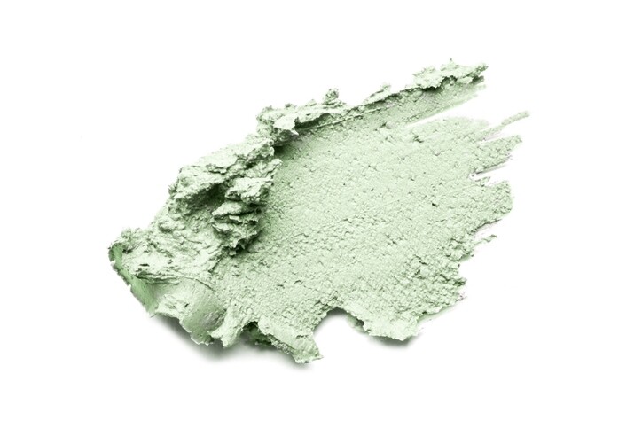 綠色遮瑕膏適合用於校正泛紅肌膚，或在遮蓋痘疤、痘痘先使用，也能使後