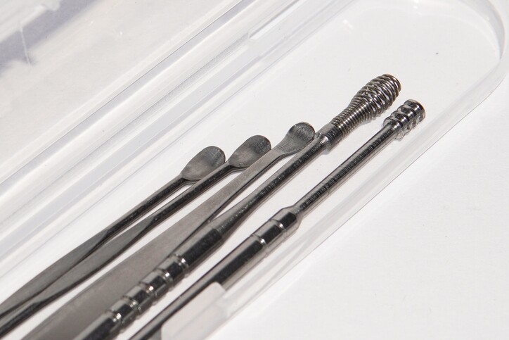 傳統的採耳勺(耳挖)為一條細長的銀、銅、竹子或其他光滑而堅硬的材料製