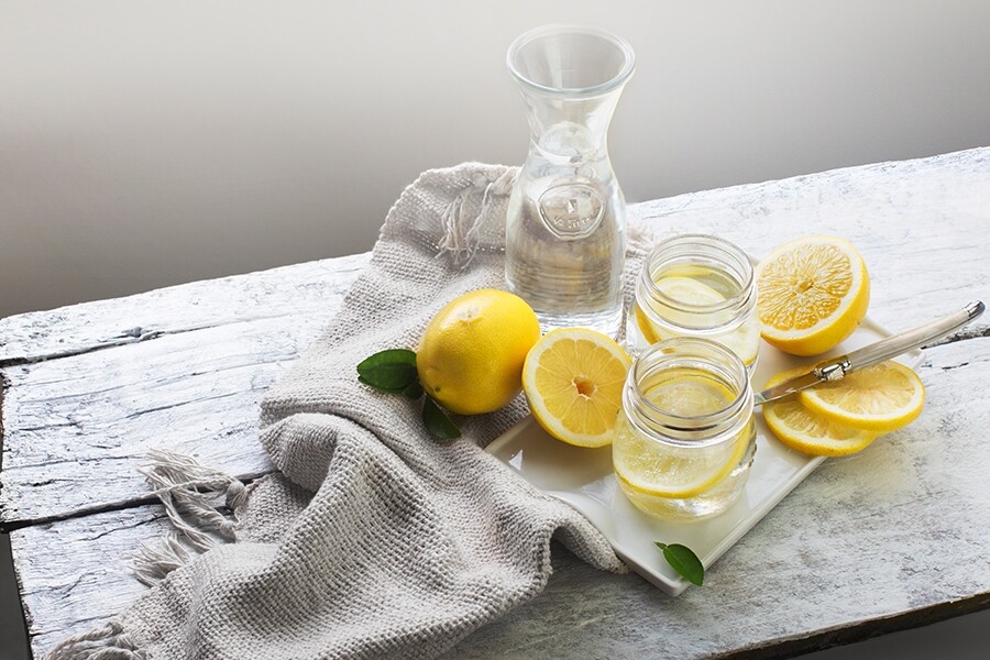 檸檬薏米水可以去濕清熱，還可以清熱利尿，能改善水腫和排毒，適合濕熱