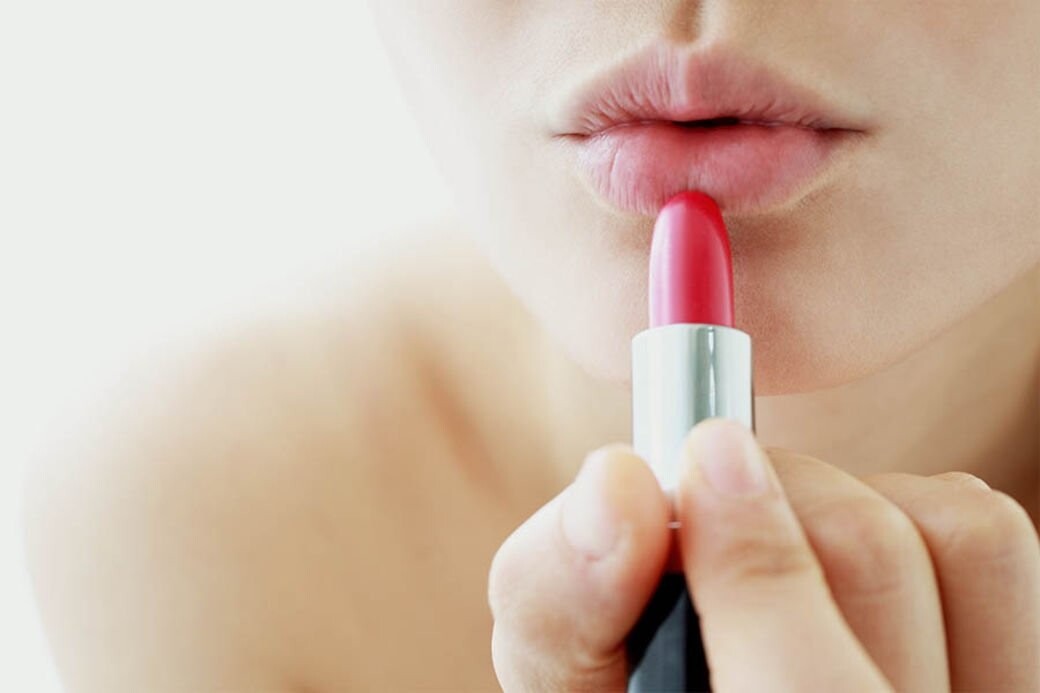 中醫理論認為，嘴唇的色澤跟全身氣血是否充盈有非常密切的關係。由於