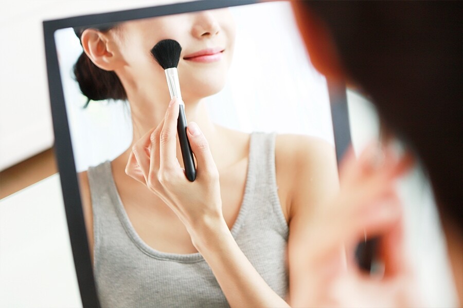專業化妝師一般每次替客人化妝後都會立即清潔消毒化妝用具，然而自