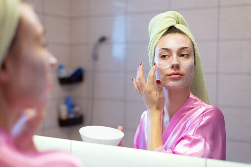清除暗瘡粉刺要點5:選擇合適的膚品外，還要留意煥膚產品使用的周期