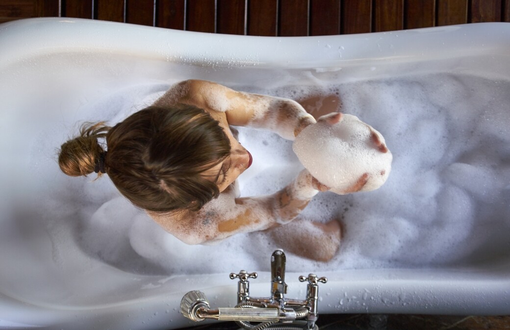 很多人會邊洗澡邊卸妝，洗熱水澡時的蒸氣會將毛孔打開，從而將彩妝及