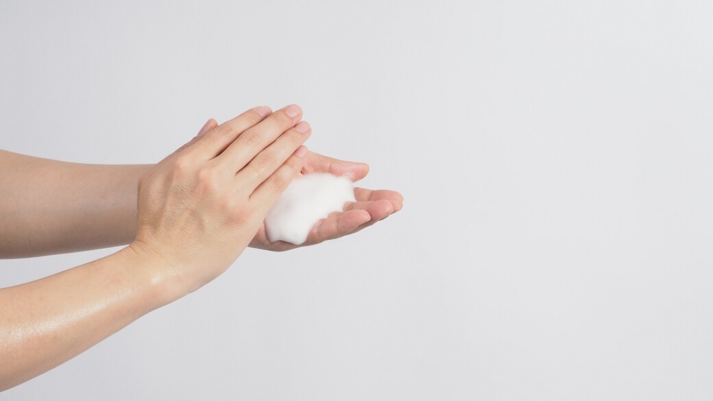 先把潔膚液倒在手中並搓至泡沫，便可以輕輕清潔外陰位置，然後用水清