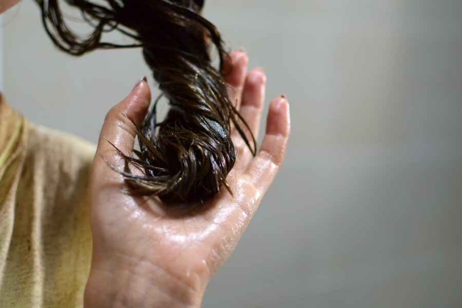 敷髮膜後不見效，很多時問題可能出於洗完頭髮後的水份多寡上。塗抹必