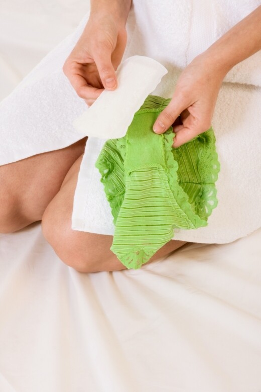 衛生護墊的成分一般以纖維較多，純棉的較少。當女性外陰皮膚黏膜長期