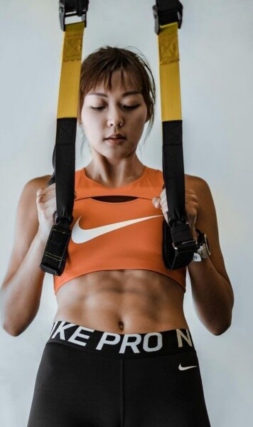 模特兒出身的梁諾妍，由模特兒轉型為健身教練，也是洪永城老婆，已考獲