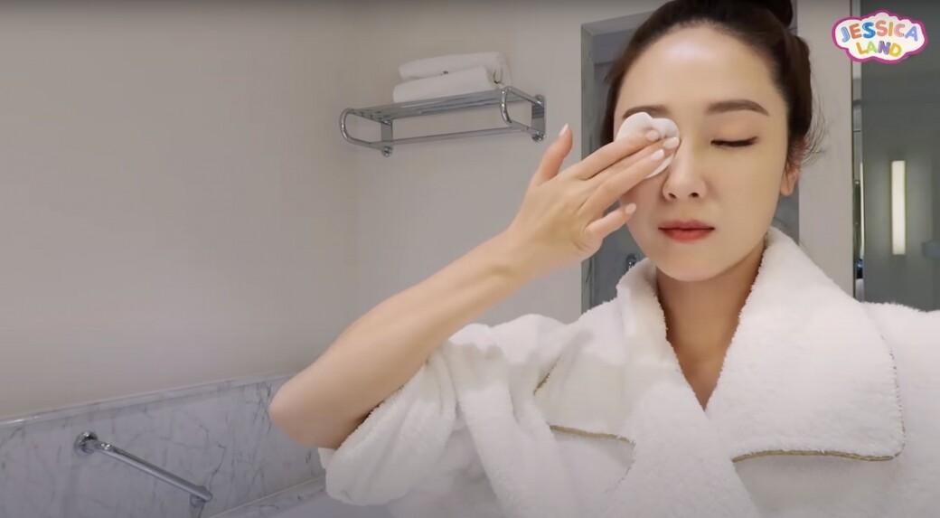 Jessica卸妝時都會先用卸妝棉按一會兒，然後才輕輕擦掉臉上的妝容，因為過