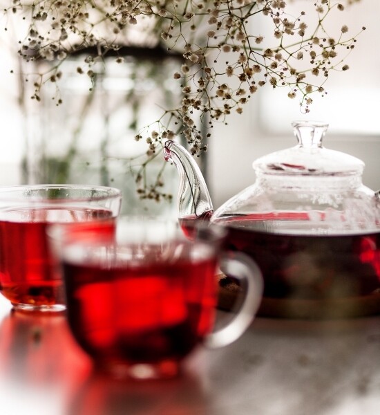 紅茶提供菌類生長所需的礦物質與茶鹼、糖提供能量。菌母將糖轉化為酒