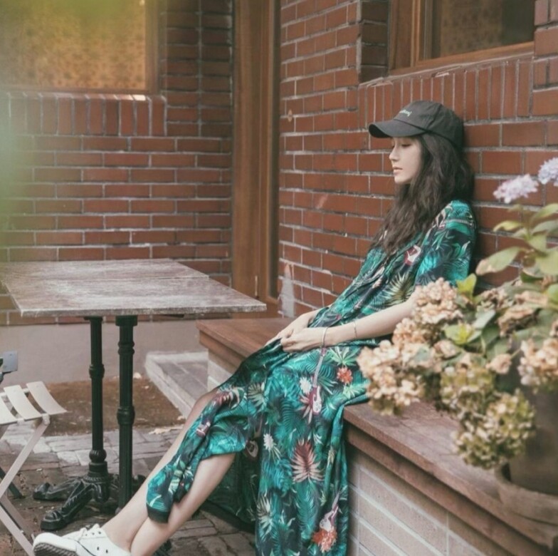 憑藉《太王四神記》而走紅的李智雅，在SBS韓劇中《Penthouse》的穿搭都很美，尤其是她