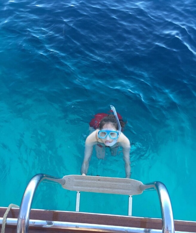 Krystal平日亦喜歡潛水，更在Instagram分享潛水圖片，身穿紅色泳衣的她更顯肌膚白