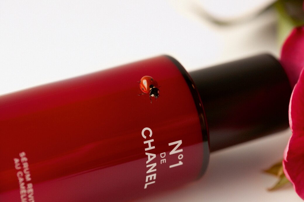 Chanel一號紅山茶花乳霜的瓶蓋是90%生物原材料製造，其中10%是來自山茶花