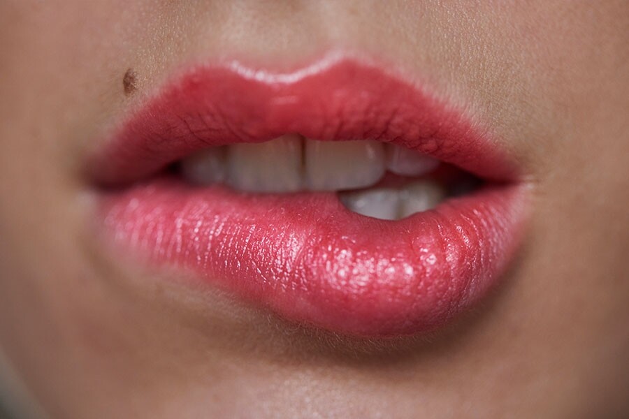 如果唇色呈現鮮血甚至血紅色，則代表心火旺、熱邪較重，需要多喝水、戒吃