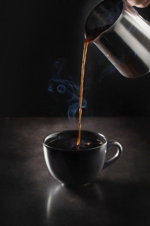 熱咖啡還是凍咖啡？研究證實，熱咖啡有助促進血液循環，較快燃燒體內的
