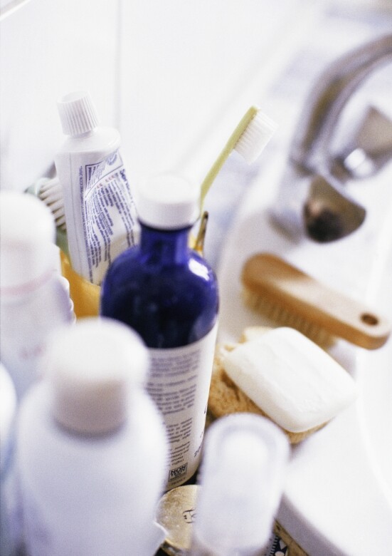 說到卸妝、潔面二合一的產品，陳醫生指其多數屬於卸妝乳霜或卸妝啫喱