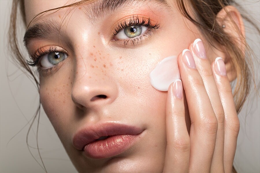 若然化眼妝後發現皮膚依然有點乾的話，可以再塗上第二層護膚品，加強