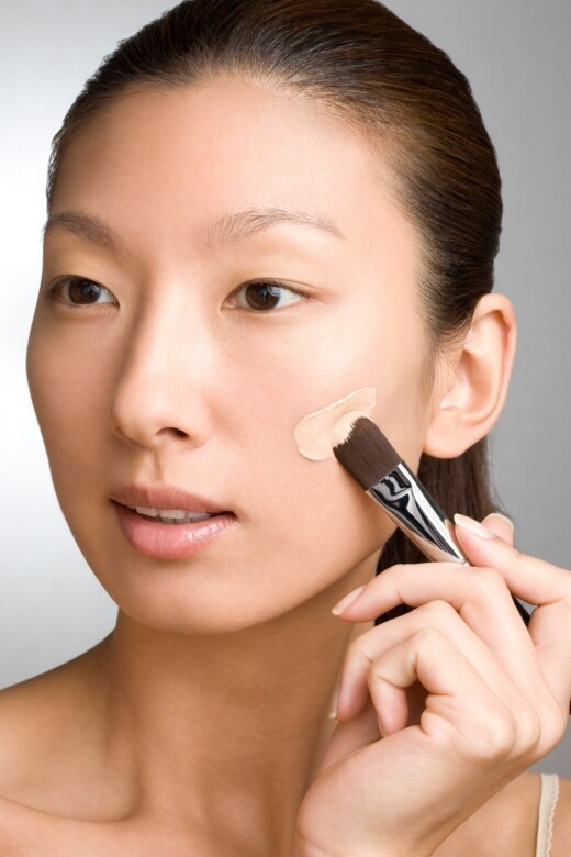 Applying foundation "a small amount and many times" can help reduce the appearance of powder sticking and floating powder.  Can divide the face into upper and lower
