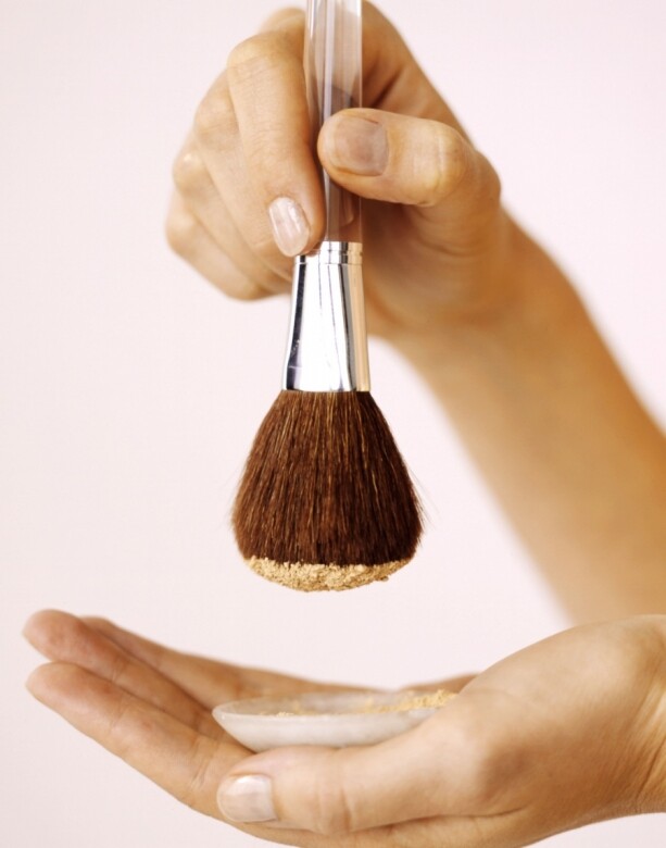 If the skin is prone to sticky powder and floating powder, you can temporarily not use the brush to apply the base makeup to reduce friction on the skin