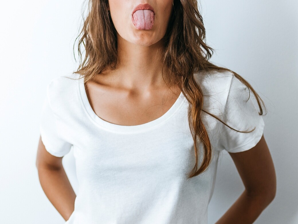 【減雙下巴動作】雙下巴困擾因舌頭放錯位置！英國牙醫教你舌頭正確位置練習法減雙下巴！