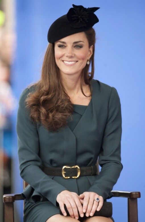 長髮及胸的凱特王妃，上半部保持直髮造型，把髮尾捲起再配上全黑Beret 帽