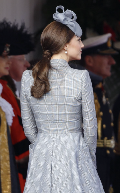 低馬尾造型是凱特王妃也出席正式場合時的最愛造型之一，可先將低馬