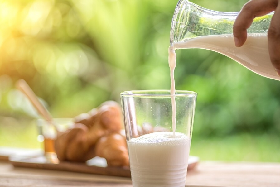 一項針對47,355名女性在她們高中時期的飲食進行分析的研究發現，暗瘡與牛奶的攝取之間可能存在關聯