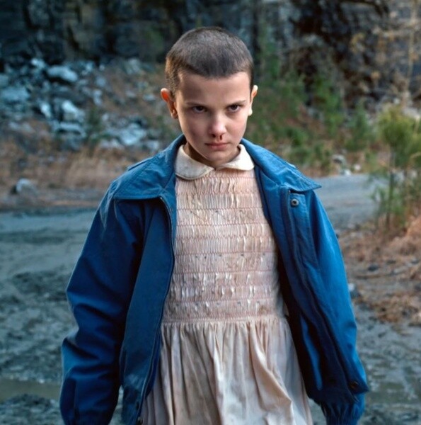 Eleven在劇中首次登場時經典的平頭造型，還有兩條鼻血，身為《怪奇物語》的死