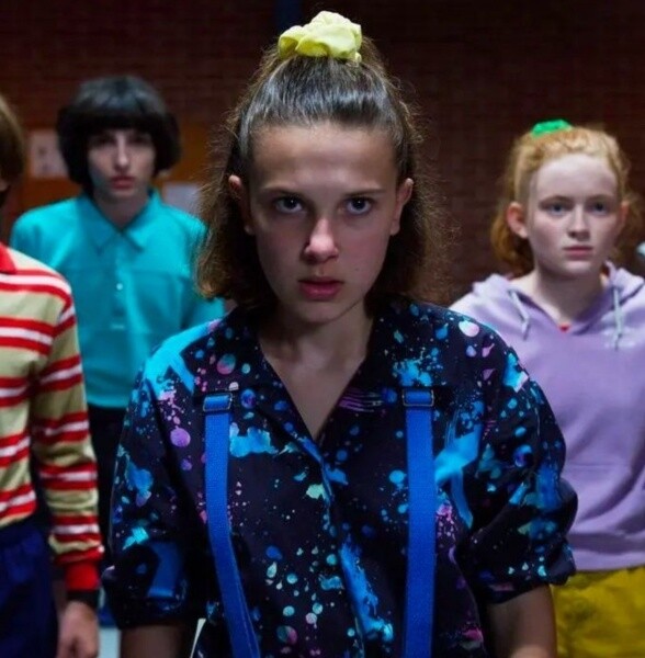 Eleven在《怪奇物語》第三季時試著融入同齡女孩的生活，學習打扮自己，髮型上