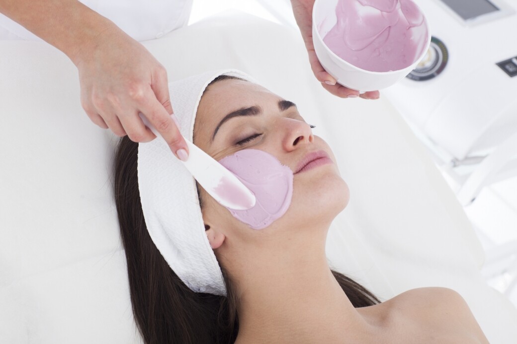 作為美容院常用的產品，軟膜的清潔效果比一般面膜高，可以清理肌膚各
