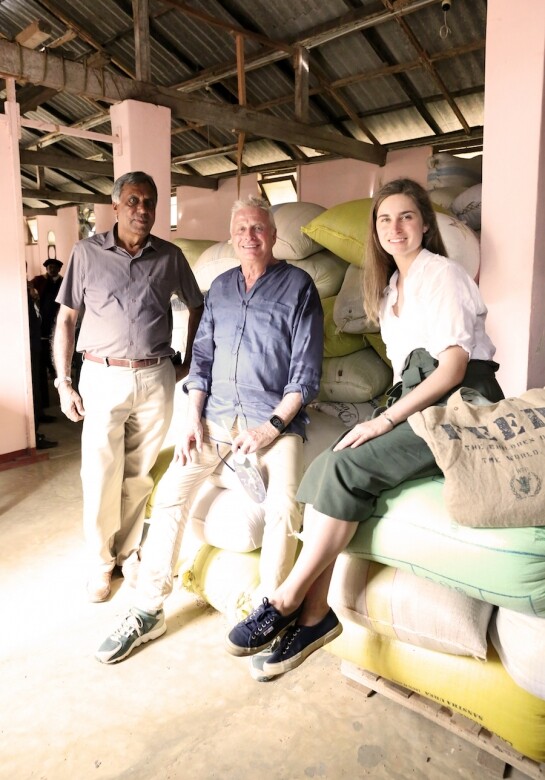 我們一眾人隨FEED創辦人 Lauren Bush (右)及 Clarins 集團總裁 Christian Courtin-Clarins(中)前往包裝營養米的工場，更了解到每份營養餐背後的用意。