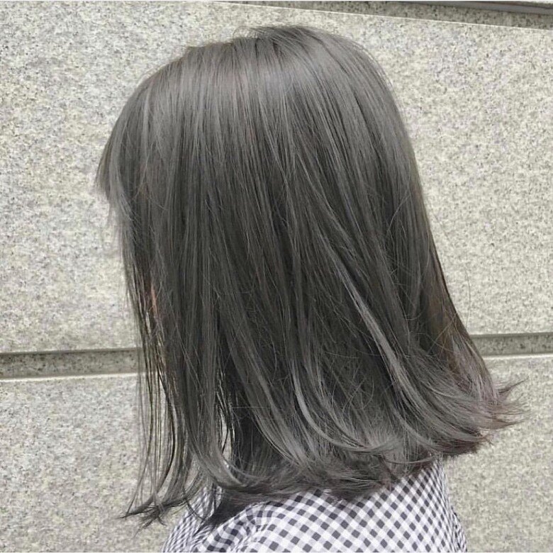 橄欖灰色染髮的髮絲有如薄紗般的霧感，但是在陽光下橄欖綠色會從灰