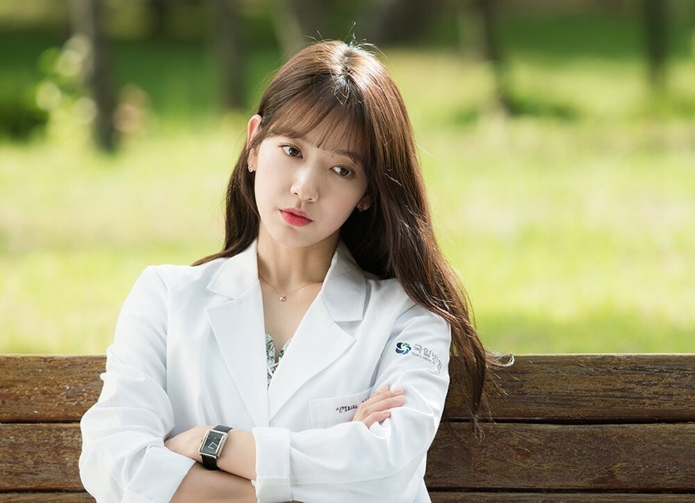 《Doctors》中朴信惠飾演長大後發奮圖強成為女醫生的的叛逆少女。雖然已經26