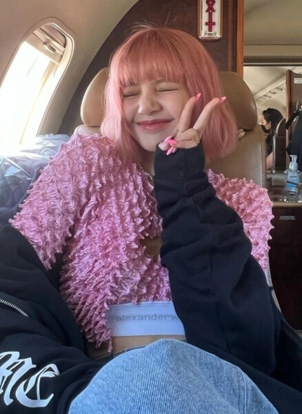 Lisa的粉色系髮色仙氣又浪漫，比起亮粉色，帶點草莓系粉色比起鮮粉紅髮
