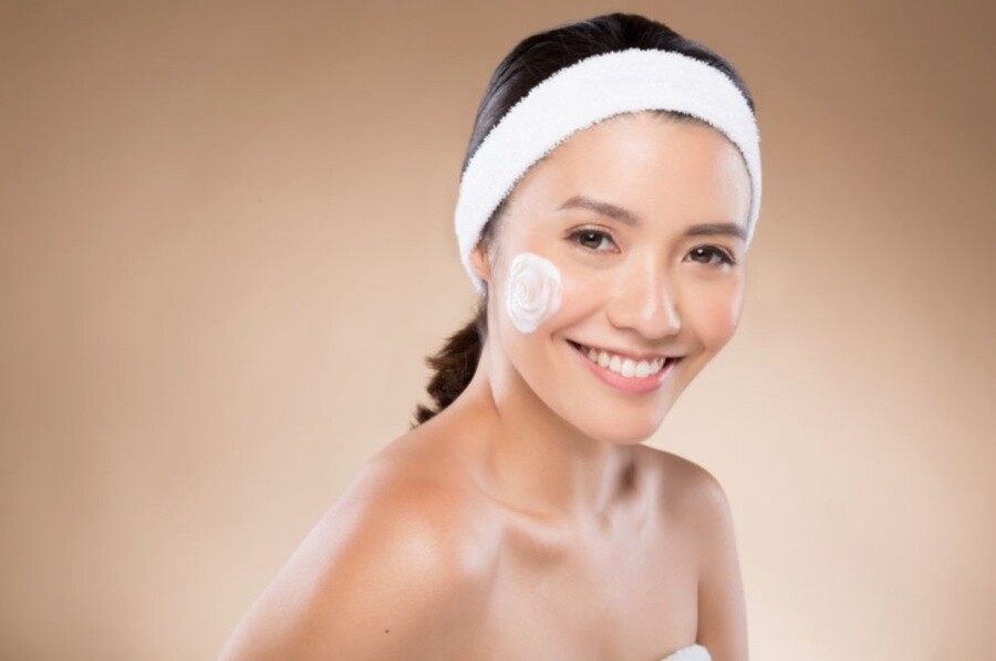 Tips：洗臉前可先用暖毛巾進行蒸臉，同時軟化角質。在鼻頭、下巴等粉刺較多