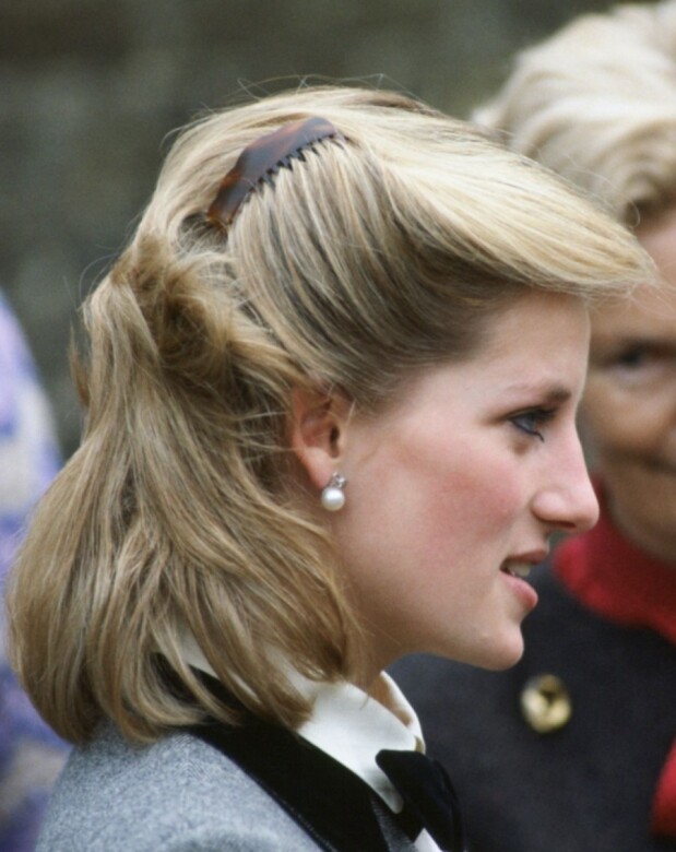 及肩髮型的戴安娜王妃也是很少見，先用梳將兩側頭髮整齊地用髮夾固