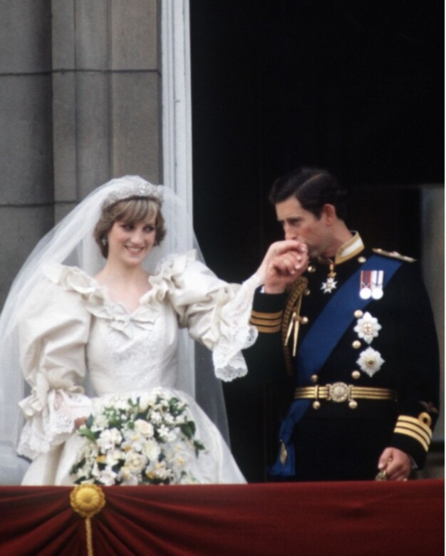 戴安娜王妃大日子，正正有如現實中童話故事的公主，浪漫白色頭紗加婚