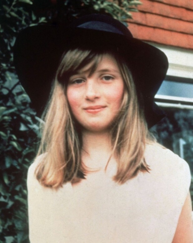 10歲時的的戴安娜王妃 在West Sussex享受暑假，難得一見她的中長髮造型，也算