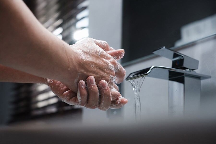 現在抗疫要緊，日常要做足洗手和塗酒精搓手液等防疫措施，但最重要還
