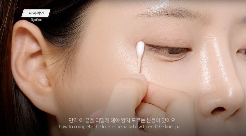 眼線部分可以先用啡色眼線筆畫內眼線，然後延長少少眼尾部分，再用棉
