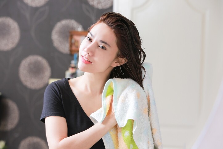 你是否習慣一沖完涼就用毛巾大力擦乾頭髮？其實這是不好的，因為當頭