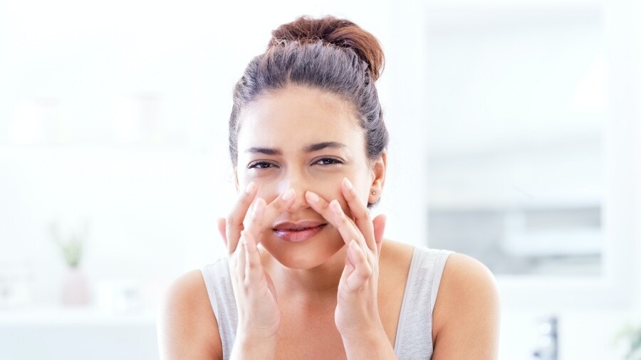 酒糟鼻發展過程可分為3個階段：紅斑期皮膚呈瀰漫性潮紅，時隱時現，當