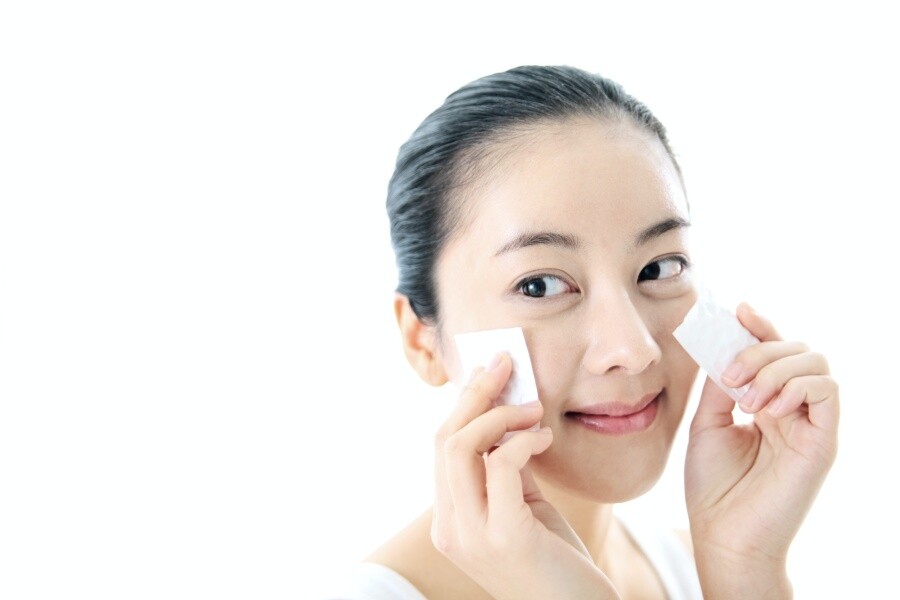 除了用來清潔肌膚外，化妝棉還有一個很好的功效，就是用來濕敷！特別是