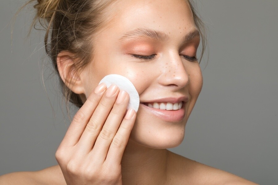不過，在使用化妝棉進行卸妝和日常清潔時，注意不要使用同一張化妝棉