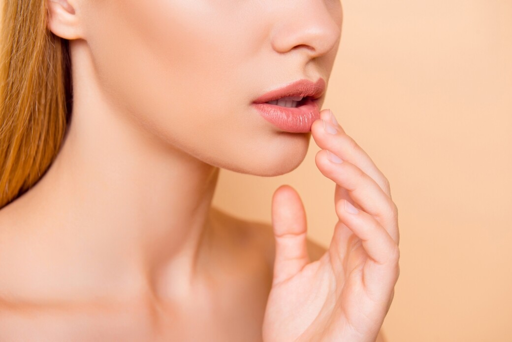 有時潤唇膏只能短暫為雙唇保濕，所以利用唇膜或精華，可以更深層滋潤