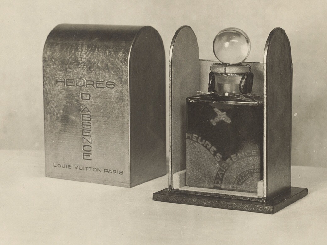 路易威登於1927年推出品牌史上第一支香氛 一 Heures d' Absence，瓶身鐫刻着一架翱