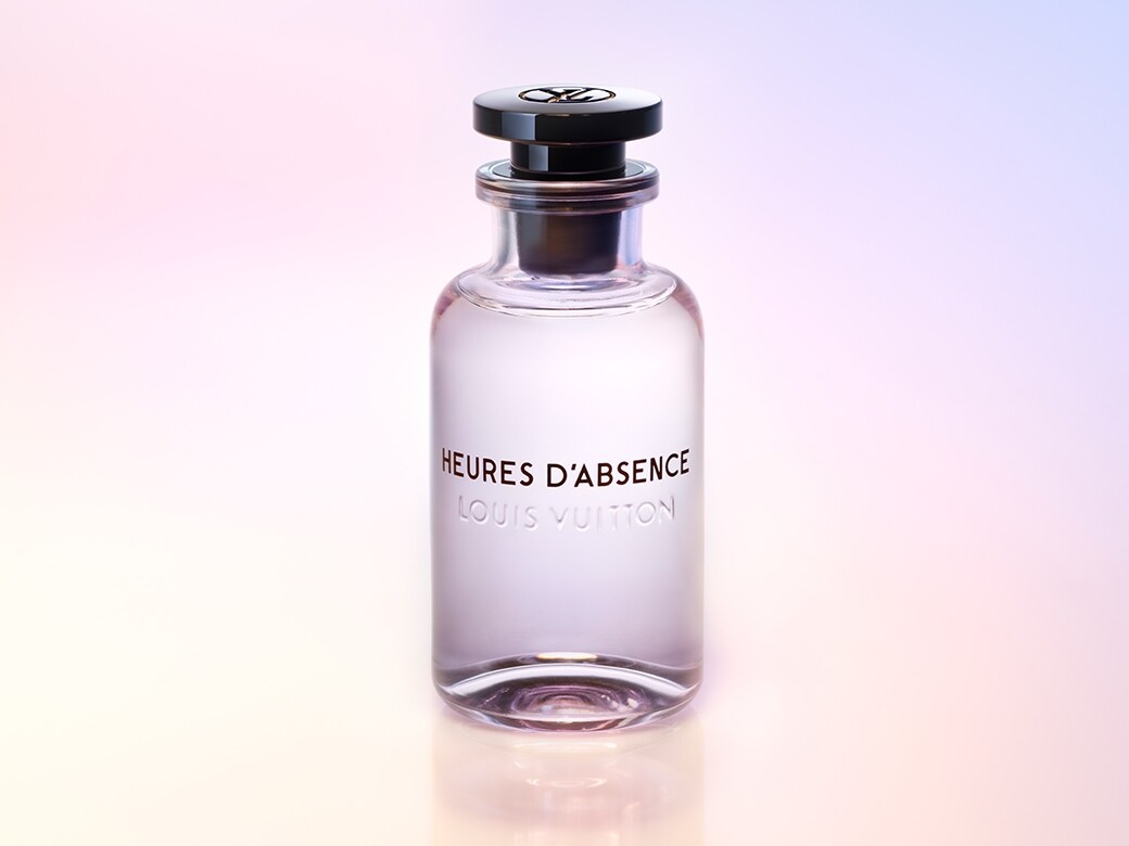 透明的玻璃瓶身印上黑字及透明刻字，配以瓶蓋上的品牌標誌，展現簡約