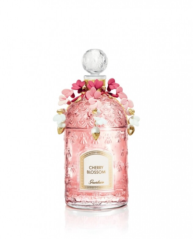 以調香藝術重塑櫻花香氣，展現出杏仁、櫻桃和粉質紫丁香的柔和層面，再
