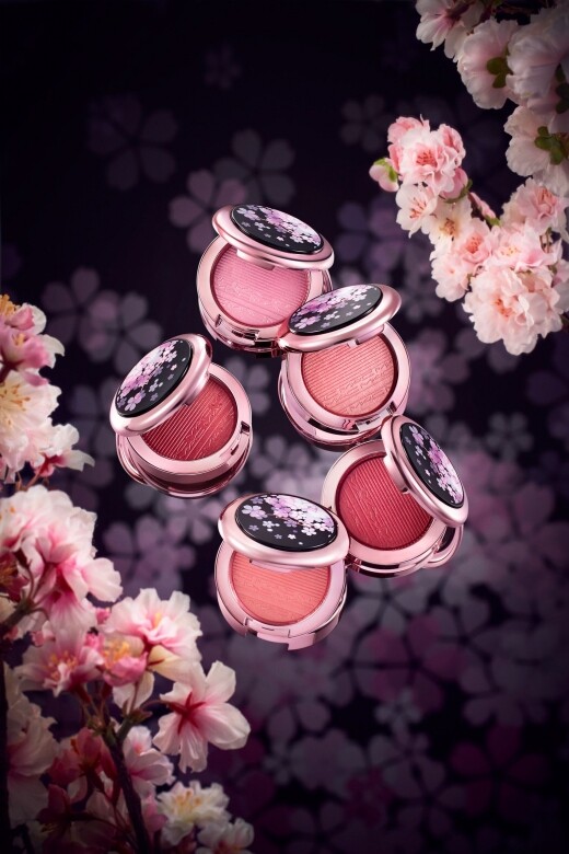 被視為珍藏品級別的矚目新品 – 4色限定立體光感胭脂，收納在印上櫻花