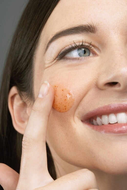 皮膚科專科醫生最嗤之以鼻的是以膠粒(microbead)為主體的顆粒磨砂霜(physical scrub)，紐