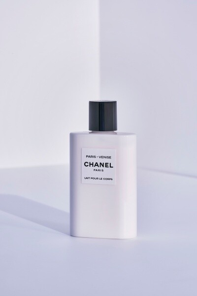 Paris Venise Body Lotion滋潤乳液($525 Chanel)靈感源自充滿異國情調的迷人都市威尼斯，輕盈